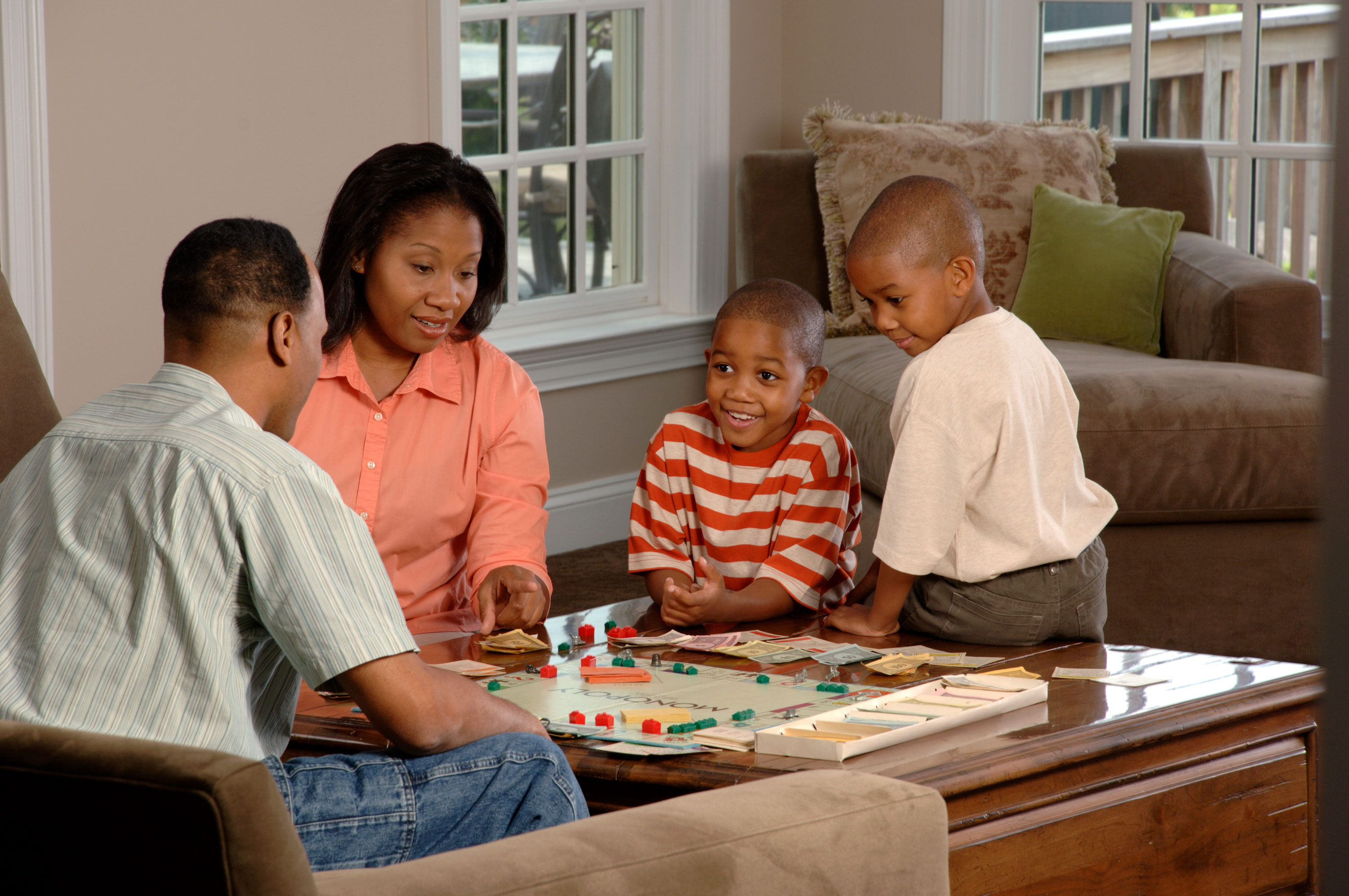Family_playing_a_board_game_(1)