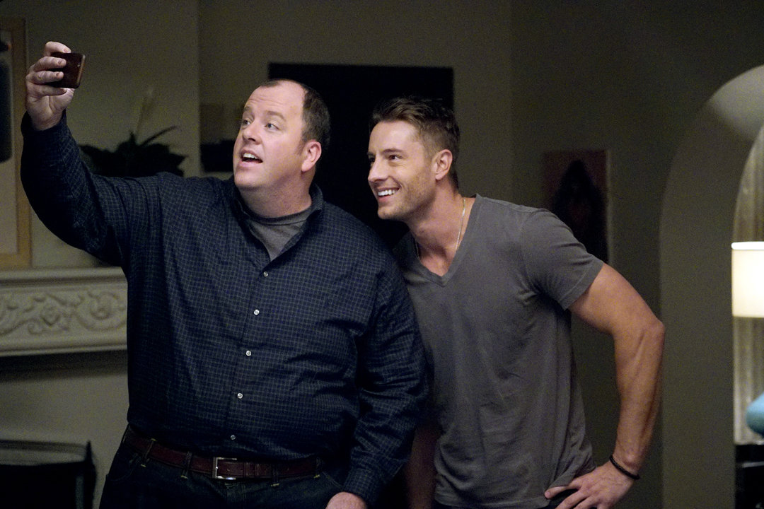 THIS IS US -- Pilot -- Pictured: (l-r) Chris Sullivan as Toby, Justin Hartley as Kevin -- (Photo by: Paul Drinkwater/NBC)